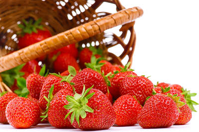 توت فرنگی و پف چشم