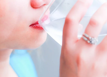 برای سفید پوست آب بخورید برای سفید پوست آب بخورید