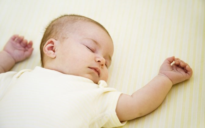 به پشت خوابیدن نوزاد به پشت خوابیدن نوزاد