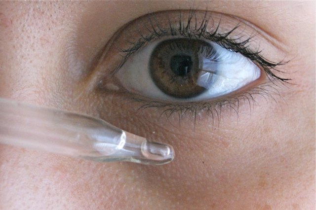 روغن زیتون برای چین و چروک دور چشم روغن زیتون برای چین و چروک دور چشم