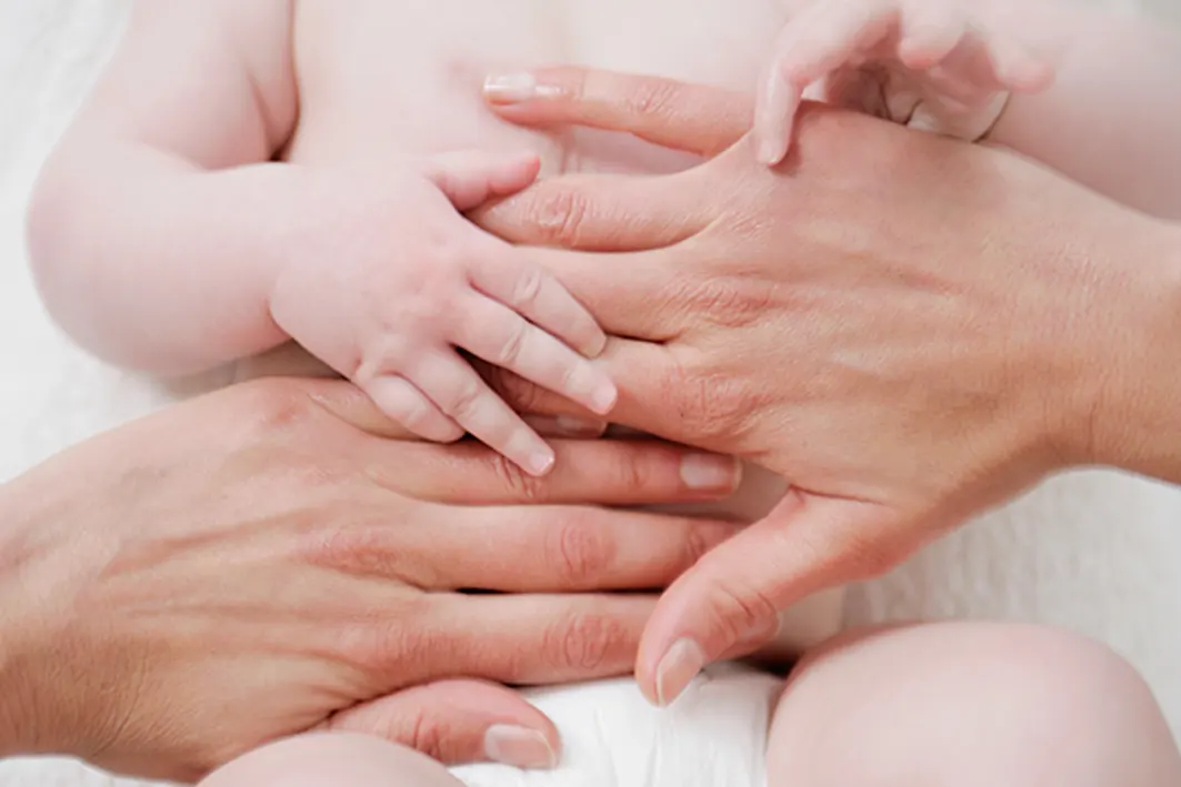 ماساژ چگونه به کاهش دل درد نوزادان کمک می کند؟