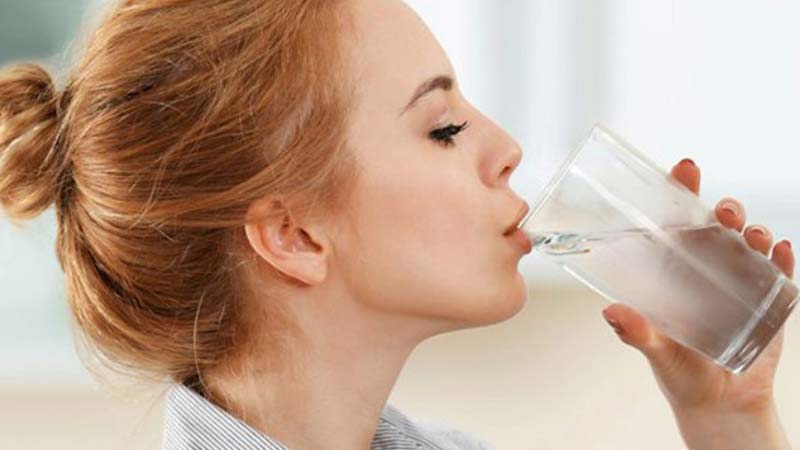 نوشیدن آب برای تقویت پوست