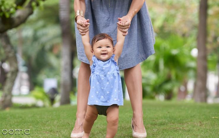 چگونه به راه رفتن کودک کمک کنیم؟ چگونه به راه رفتن کودک کمک کنیم؟