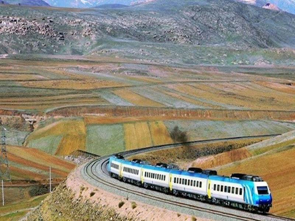 چرا قطارهای مشهد یکی از شلوغترین مسیرها را دارند؟ چرا قطارهای مشهد یکی از شلوغترین مسیرها را دارند؟
