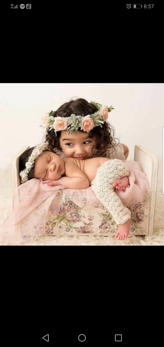 نشاندن نوزاد برای عکس گرفتن نشاندن نوزاد برای عکس گرفتن