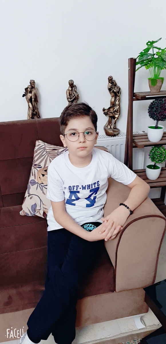 سلام بچهاااا😄بنظرتون چی بخورم تانی نیم خوشگل بشه البته خودم خوشگلم وسفید🙊🤗امامیگن هرچی بخوری روبچه تاثیرمیزاره