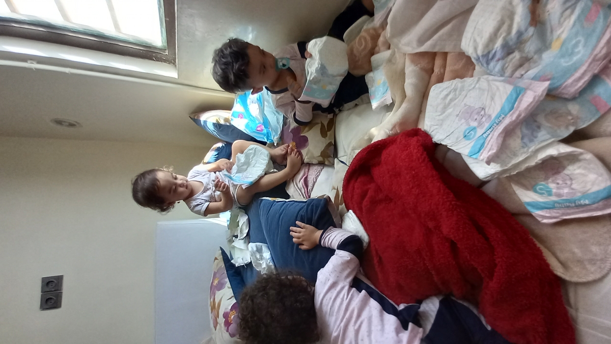 گریه بیش ااز اندازه دختر یک سالو نیمه😭😭😭😭