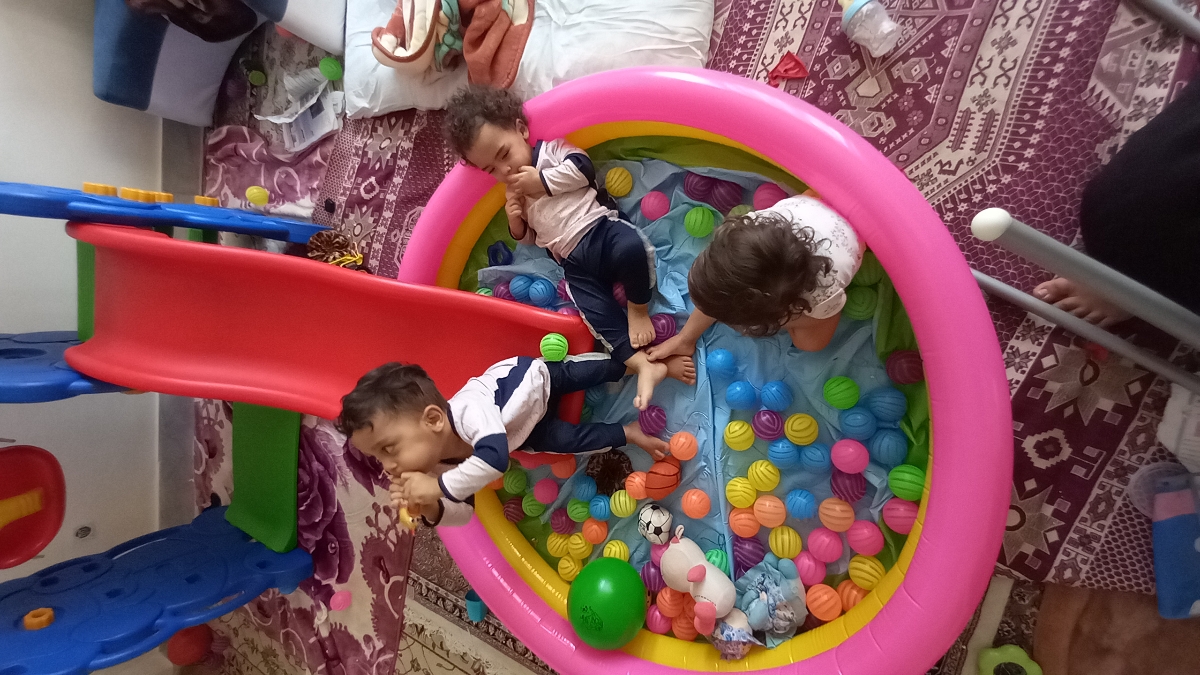 گریه بیش ااز اندازه دختر یک سالو نیمه😭😭😭😭