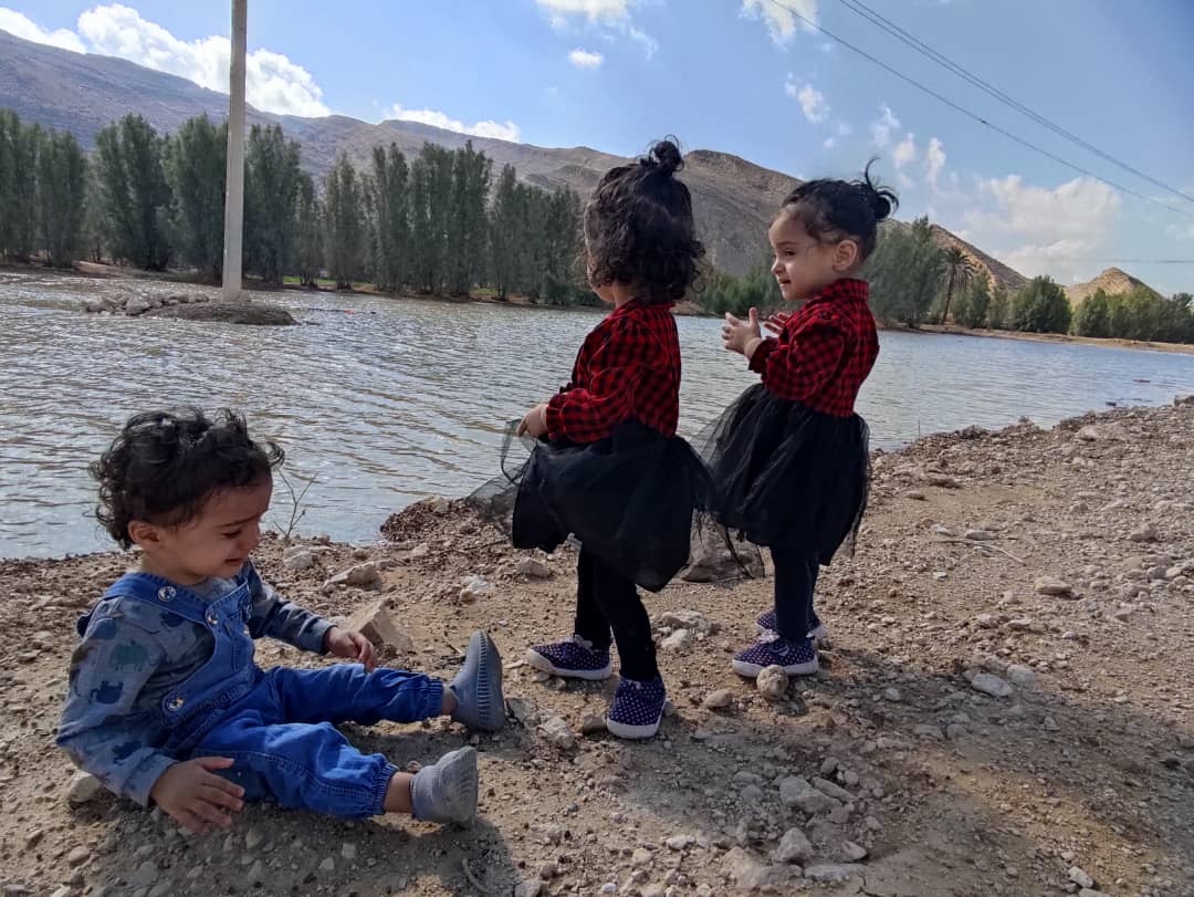 سه قلوهای رفیقم لباس دخملارو نگا😍😍😍