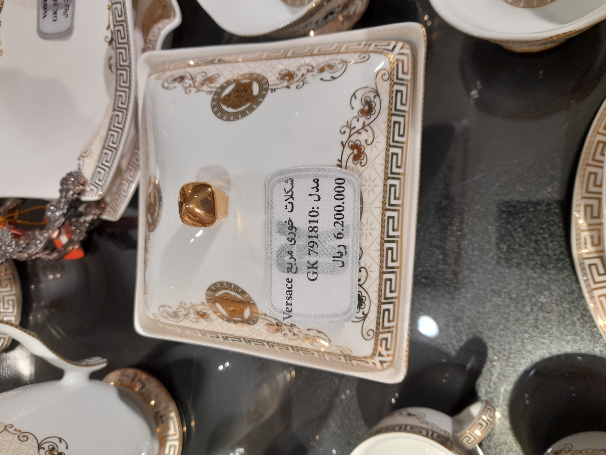 من اینو برا مامانم خریدم.
مادر شوهرم فوت شده
ولی هر سال برا خاله هاش کادو میخریدم امسال نتونستم بازار برم.
گفتیم یکی ی جعبه شیرنی ببریم براشون