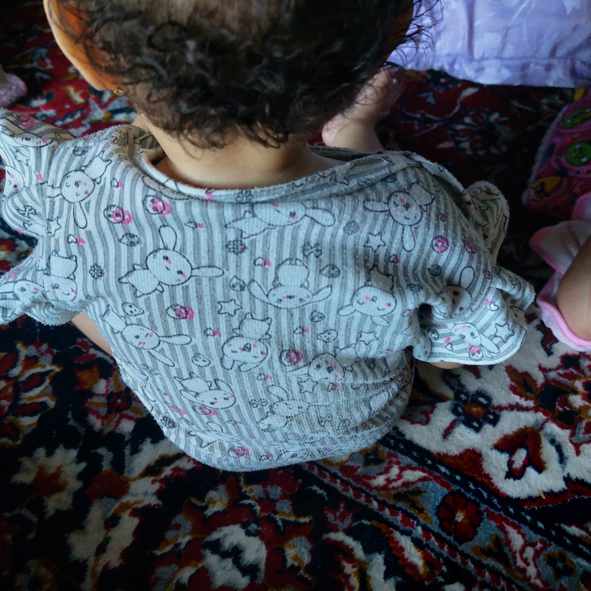 قوز نشستن کودک یازده ماهه قوز نشستن کودک یازده ماهه