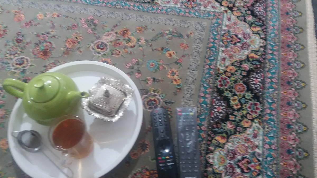 دارم چای باحرص میخورممم