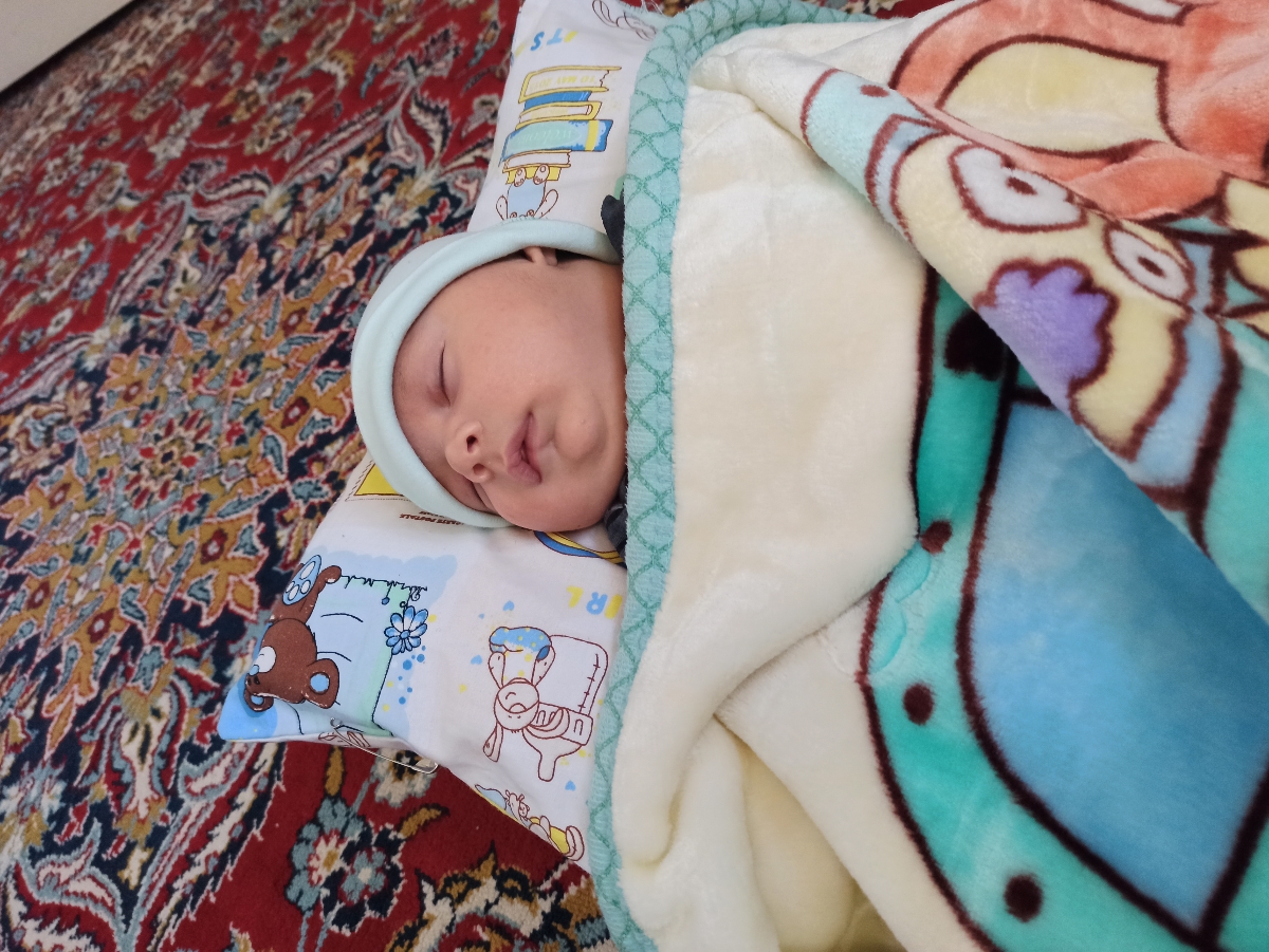 من حرص اینو میخورم ایشون بیخال خوابن من حرص اینو میخورم ایشون بیخال خوابن