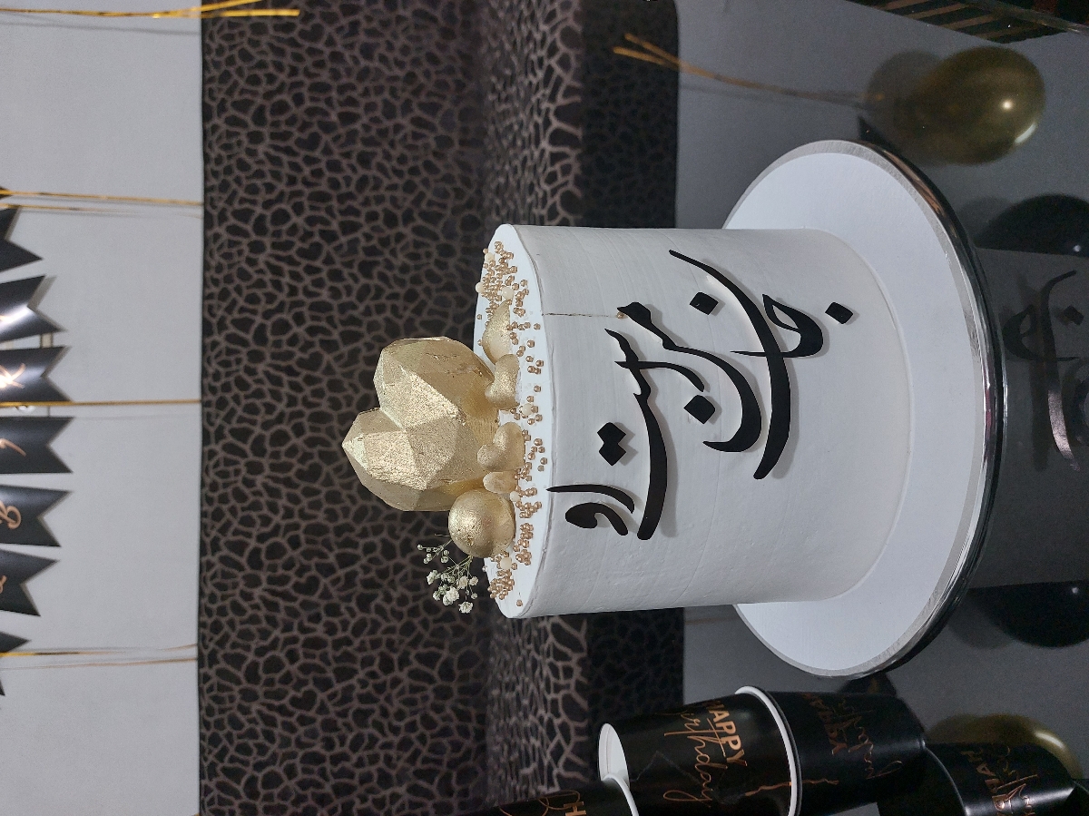 منم چند روز پیش تولدم بود
این کیکو همسرم گرفته 10,12 نفری بودیم
دو کیلو نیمه