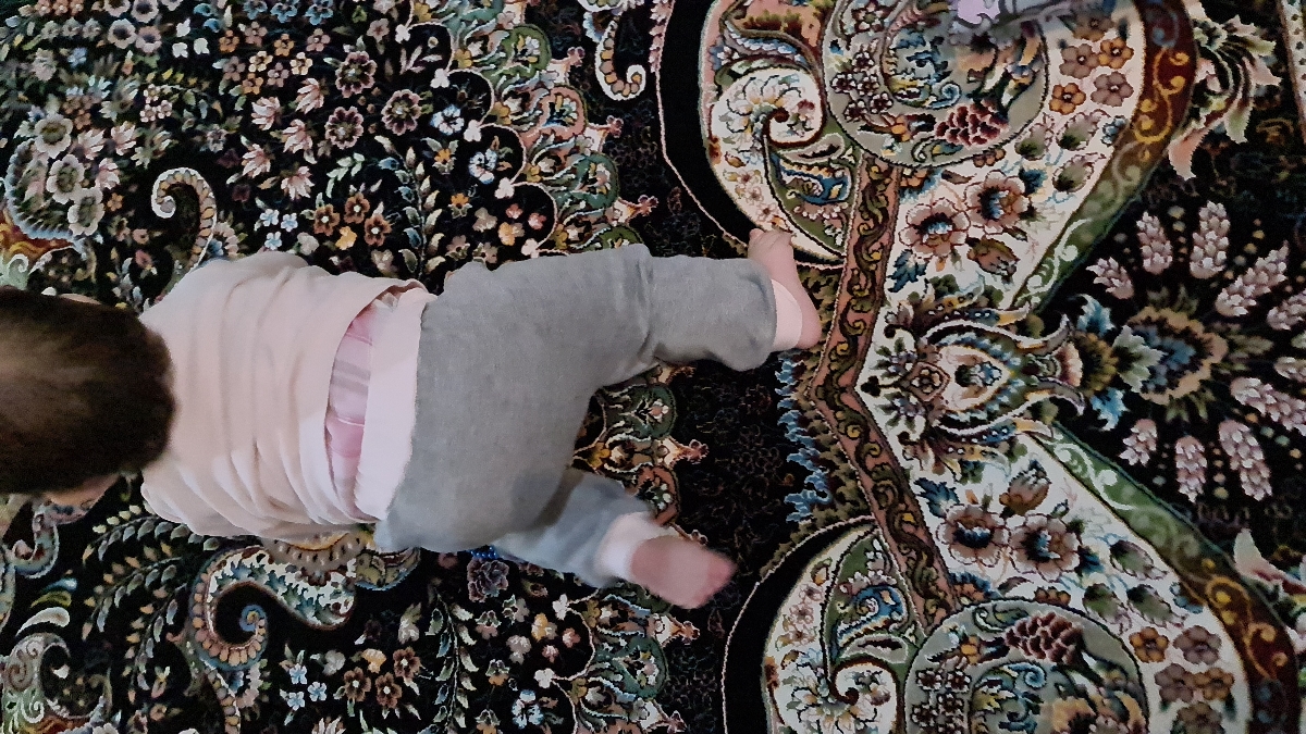 دخترم ۹ ماهشه موقع چهار دست و پا رفتن یه پاشو کج میذاره