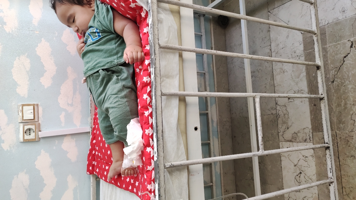 نگرانم😔تاول و دونه روی پای دخترم نگرانم😔تاول و دونه روی پای دخترم