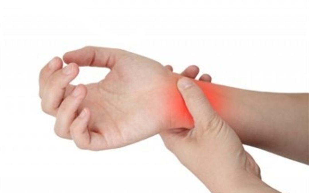 الان این قسمت دستم درد میکنه 