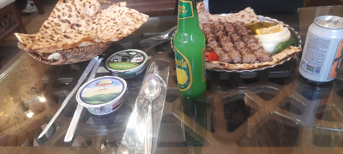 خون تیره در پشت لباس زیر