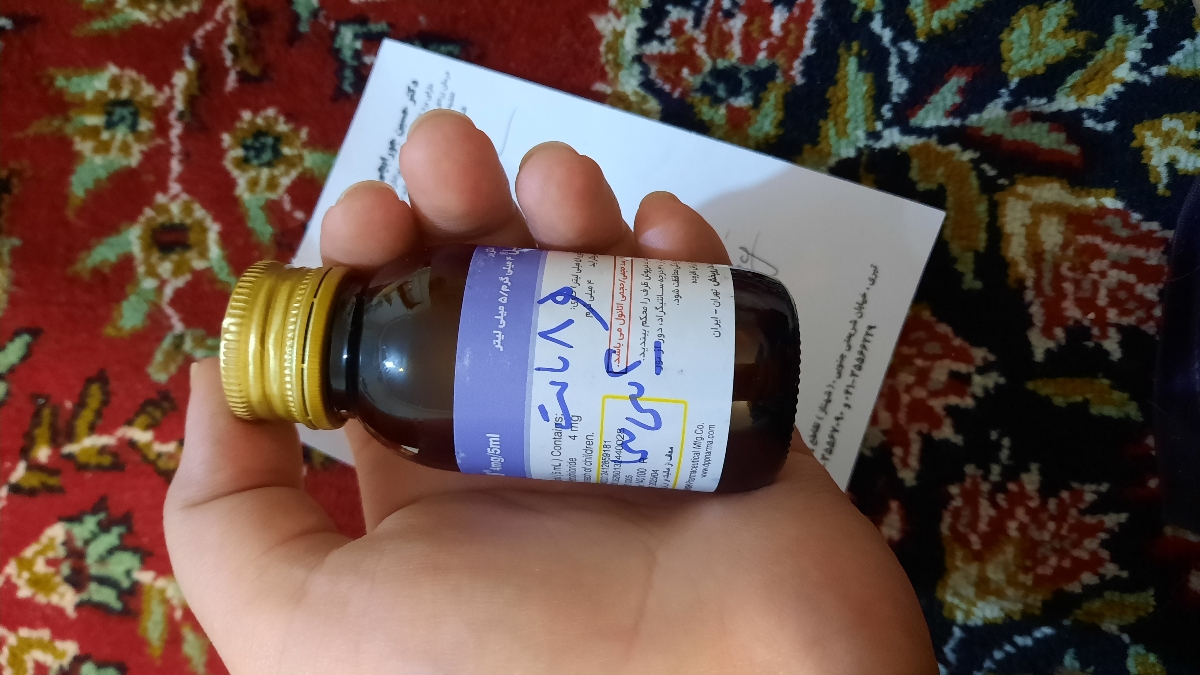 دادن شربت برومسیل به نوزاد دادن شربت برومسیل به نوزاد