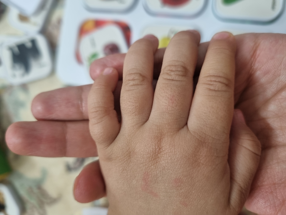 رفتن دست دخترم لای در رفتن دست دخترم لای در