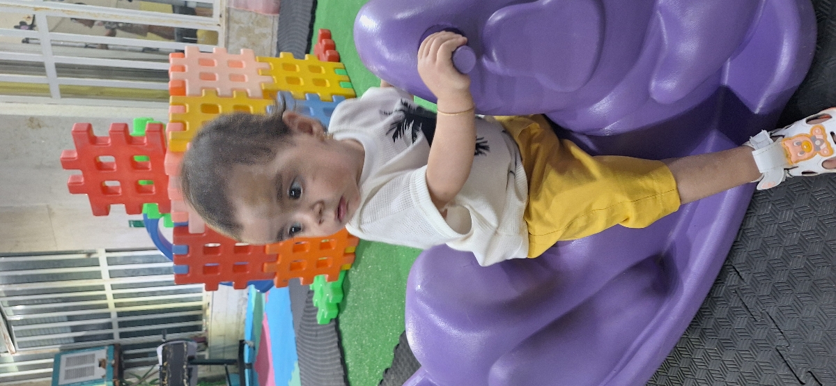 مثلا ببین بلد نیس پاشو بذاره رو جاپایی راکر میزنه زمین و تکونش میده. بچه های امروز خودشون همه چی رو کشف میکنن به روش خودشون ازش لذت میبرن