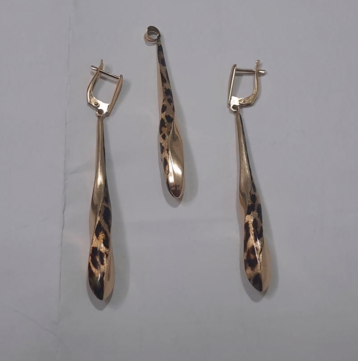 خانما بنظرتون این مدلای پلنگی روی طلارو اگه ادم نخواد میشه برد داد ساده آینه ای