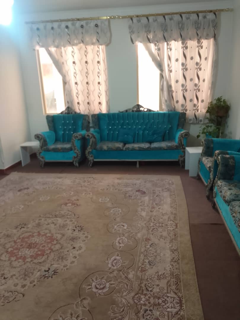 کاغذ دیواری یا رنگ کاغذ دیواری یا رنگ