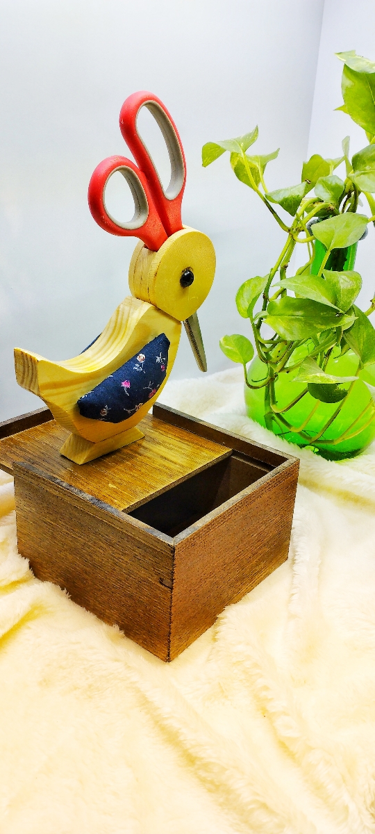 جای قیچی تو جعبه هم نخ وسنجاق و این چیزا... دوتا بال هم داره که میتوتین سوزن ته گرداتونو بزنین هم گم نمیشه هم تو پاتون نمیره😂 جای قیچی تو جعبه هم نخ وسنجاق و این چیزا... دوتا بال هم داره که میتوتین سوزن ته گرداتونو بزنین هم گم نمیشه هم تو پاتون نمیره😂