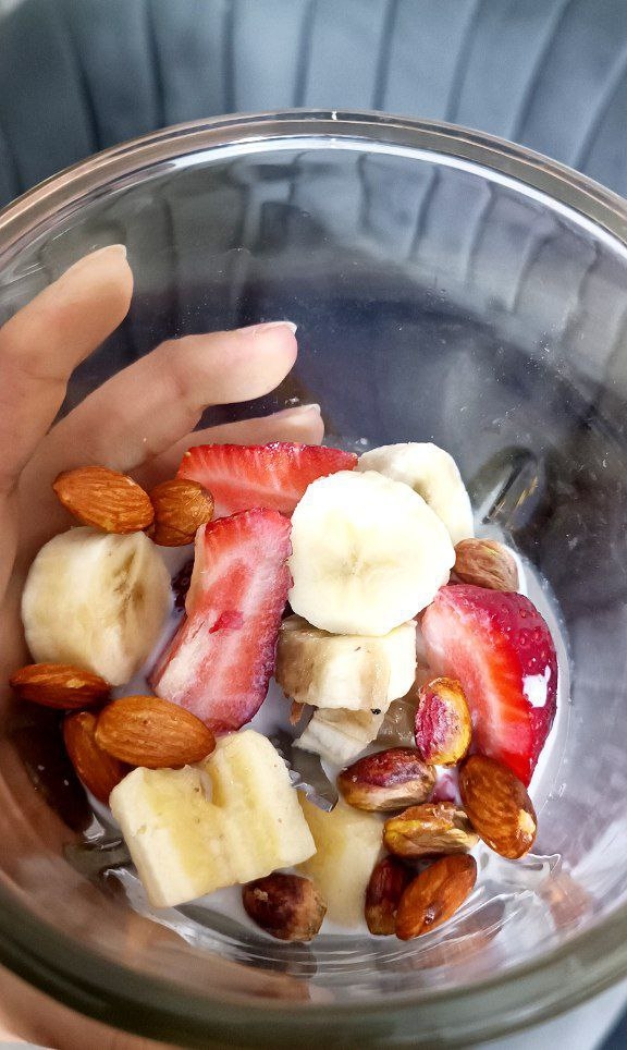 میان وعده خوشمزه اسموتی 😋🍌🍓🥛🥜
موز توت فرنگی شیر بادام پسته  میکس میکنیم
بستنی وانیلی و کمی عسل هم میتونید اضافه کنید