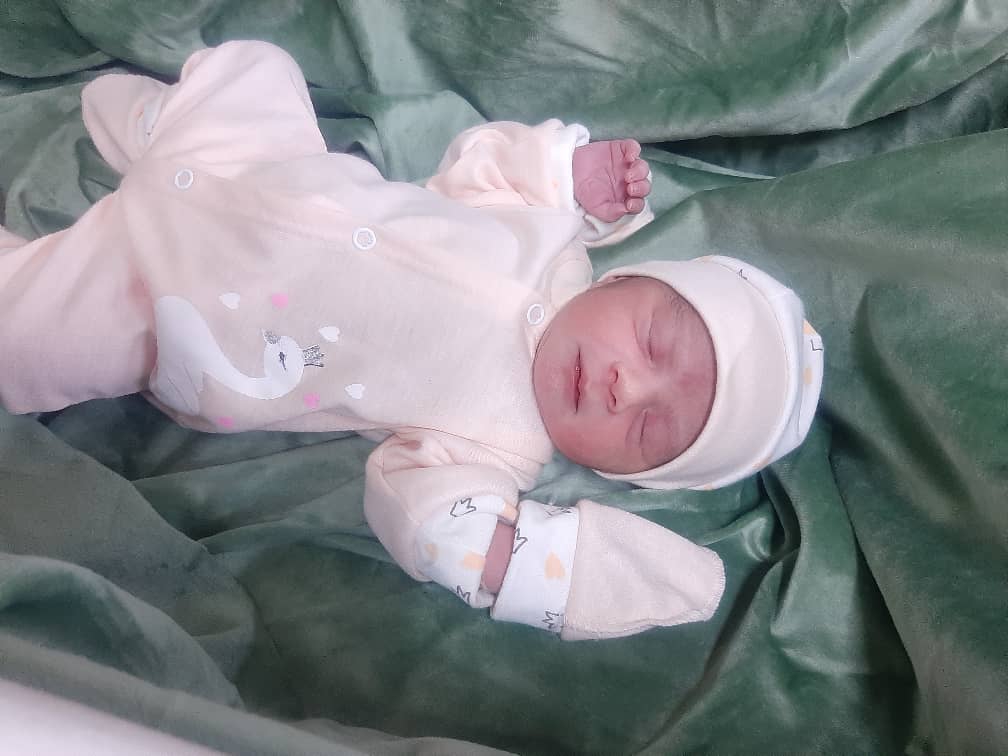 اینم ارکیده خانم ما از همینجا براتون بوس میفرستیم😍😍😍زنده باشید و برقرار😍😍😍😍
