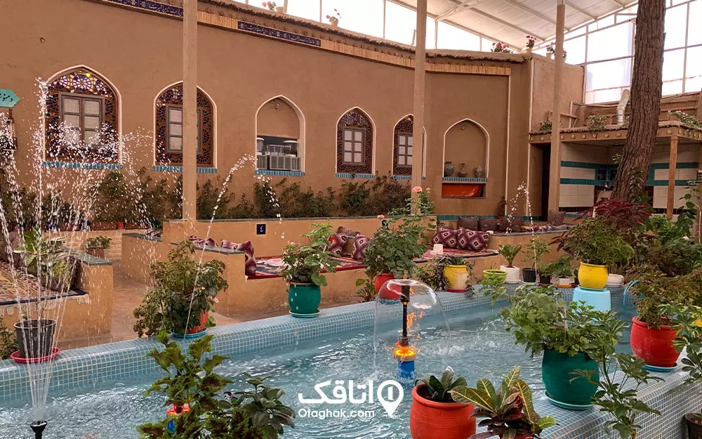 شهرکرد، چهارراه فردوسی، جنب سیتی سنتر، سفره‌خانه سنتی چلچراغ