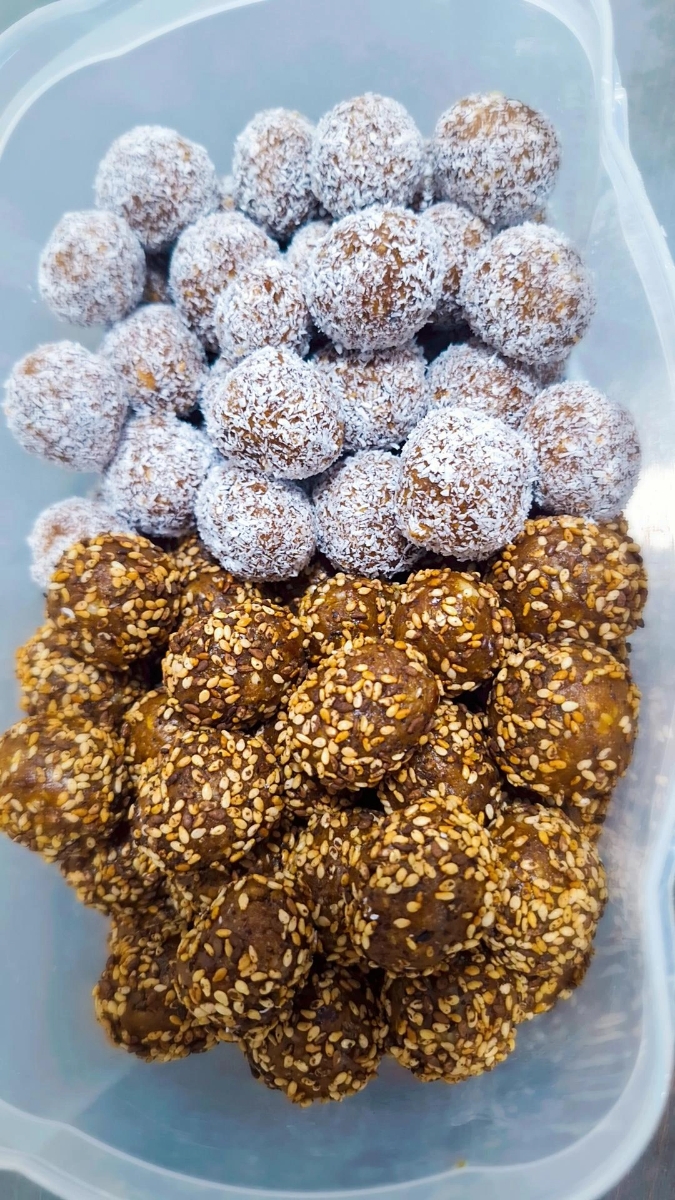 بمب انرژی
خرما
گردو
کنجد
کره بادام زمینی
همرو باهم چرخ میکنم 🤤