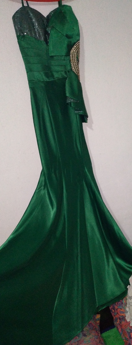 با باسن تنگ تنگ بود یهو نزدیک های زانو کلوش میشه
خیلی واسه اون زمان شیک بود 