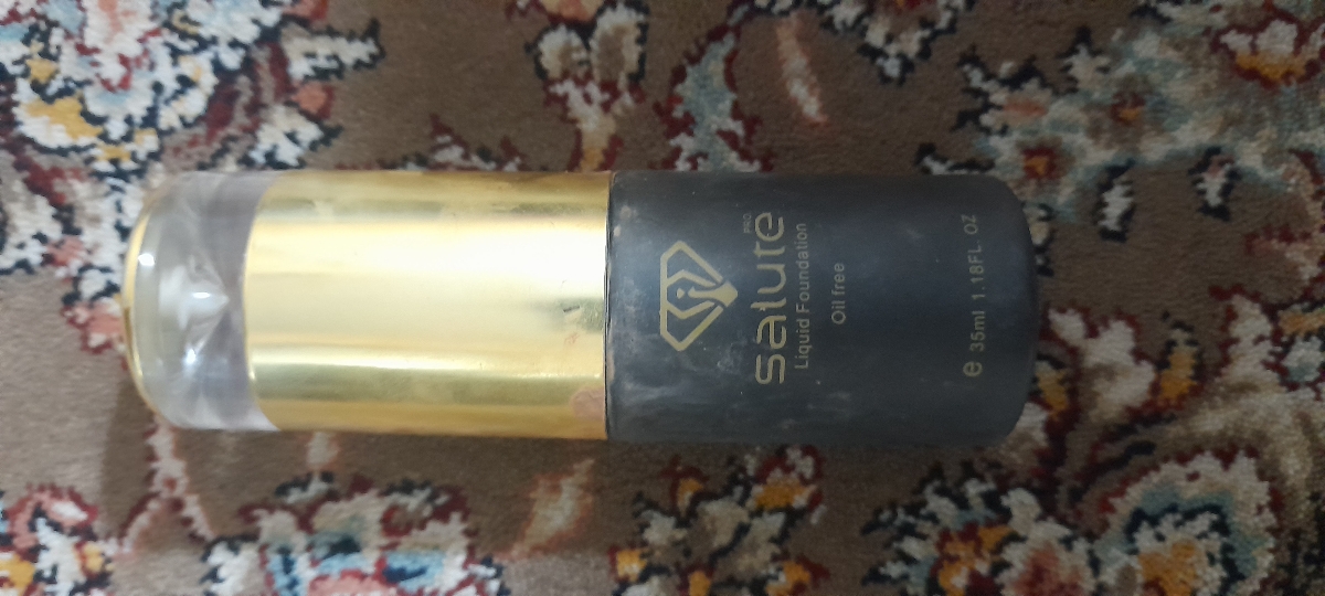 من اینو خیلی ساله دارم درجه یک و عالیه.خیلی راضی ام.نمیماسه رو پوستم من اینو خیلی ساله دارم درجه یک و عالیه.خیلی راضی ام.نمیماسه رو پوستم