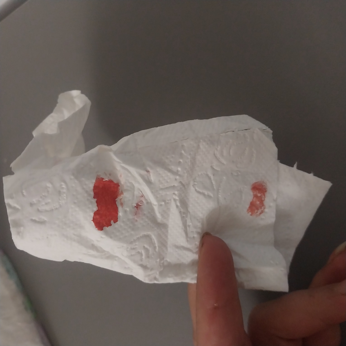 دفع خون هنگام مدفوع بدون درد همراه عکس دستمال کاغذی