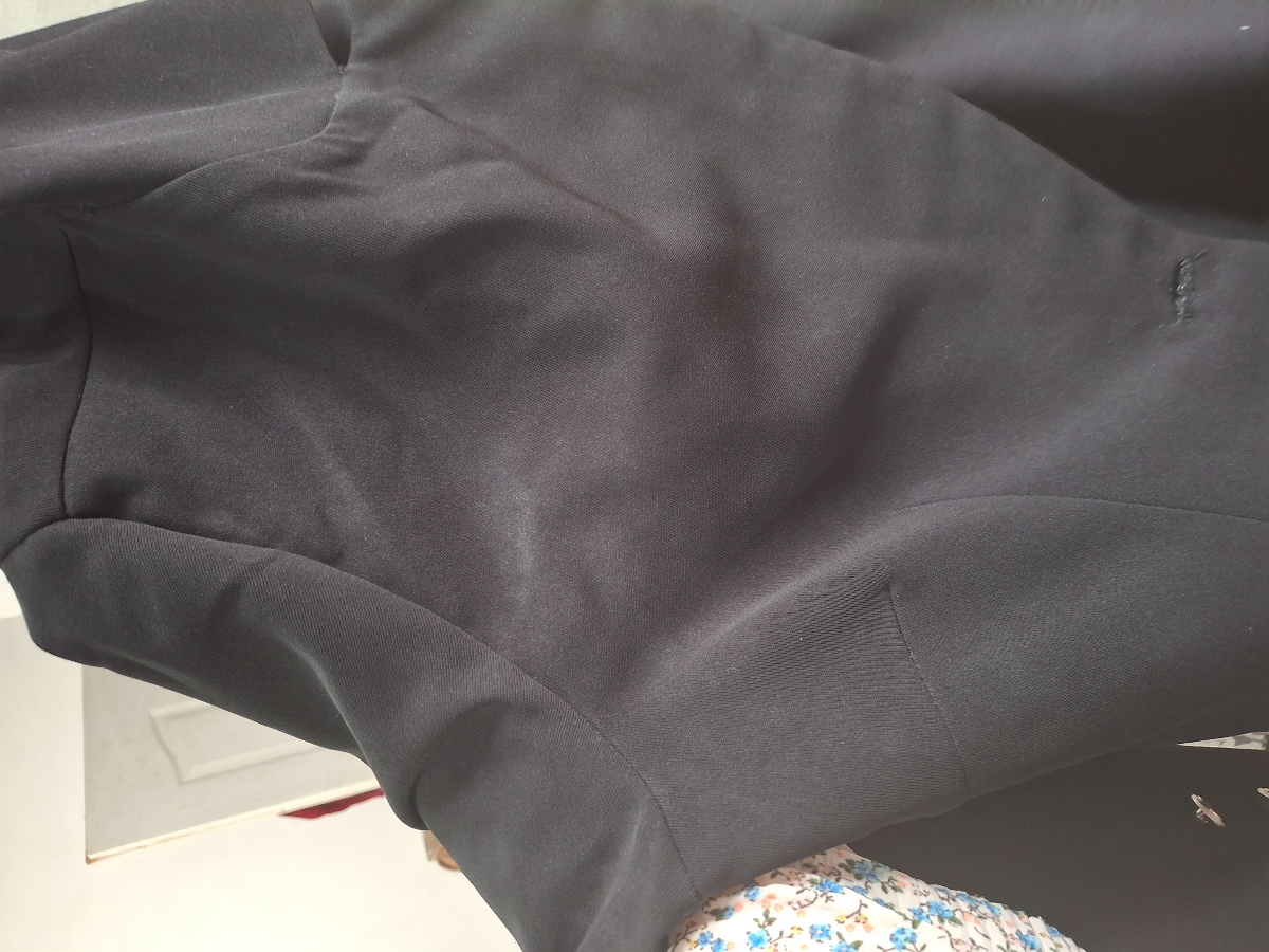 لک سفید روی مانتو مشکی