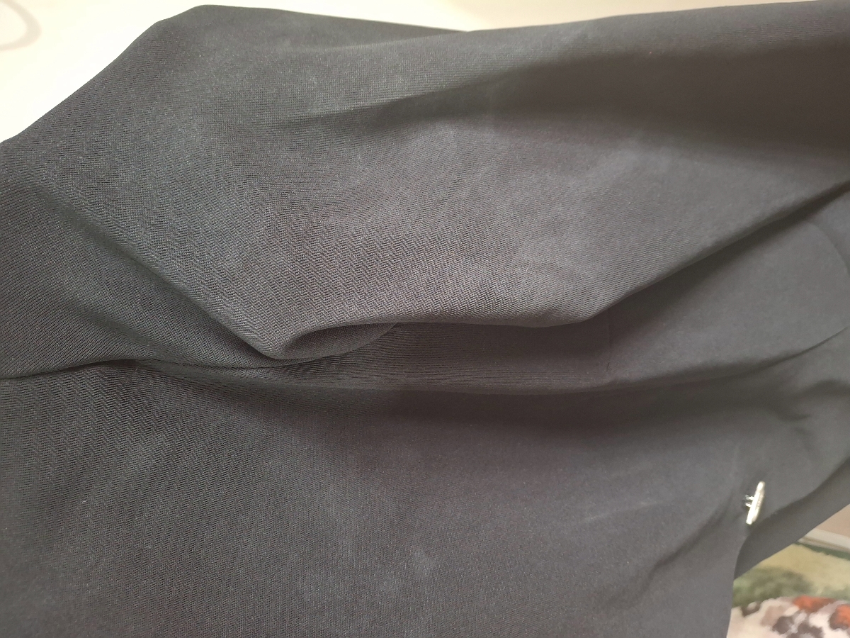 لک سفید روی مانتو مشکی