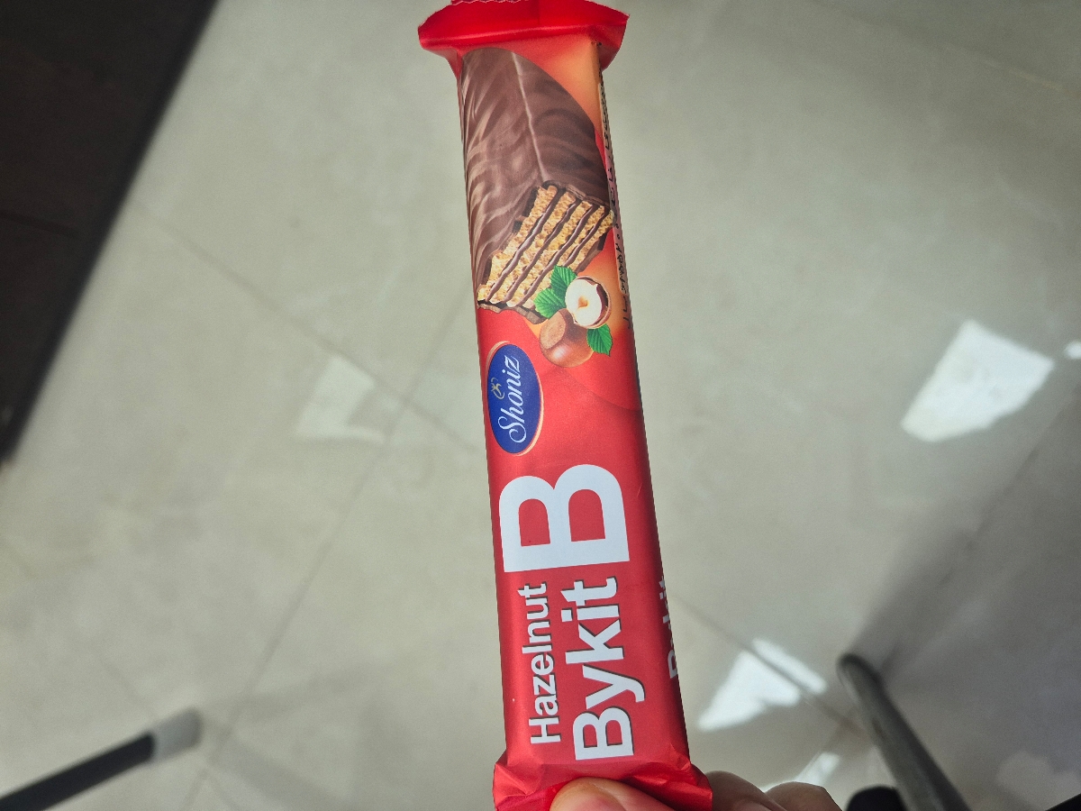 اینو از دیروزه با خودم همه جا میبرم ک بخورمش ولی فعلا مقاومت کردم😂