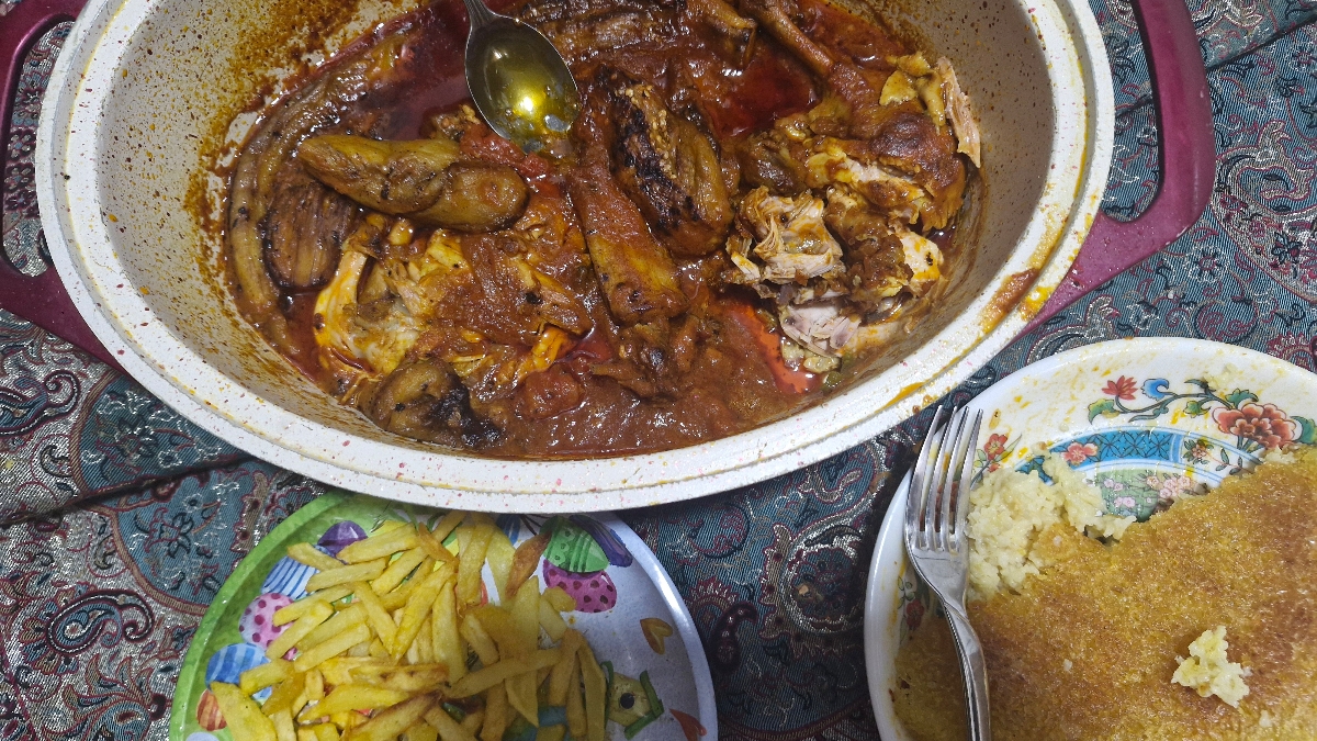 خورشت بادمجان غذای مورد علاقه نی نی امروزمون😁🤭دیگه با دیگ اوردم وسط 