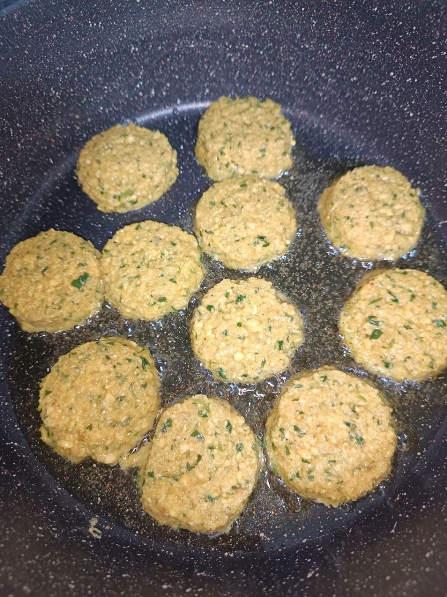 بفرمایید فلافل امپراتور باد ها چرا ک نخودش هم خیس نشده 😂😂😂