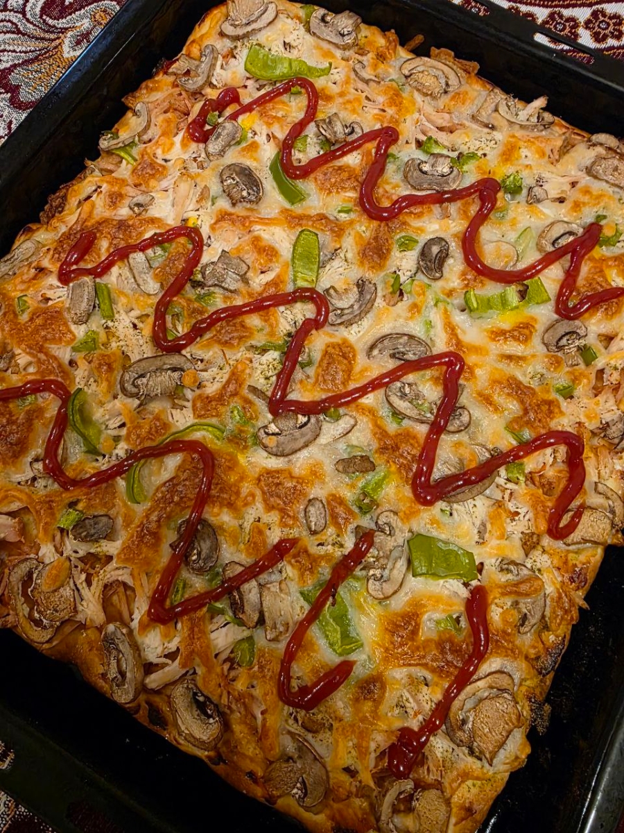 اینم پیتزای ما 🥰😋تا آماده بشه پسرم زیر فر نشسته بود 🤣🤣