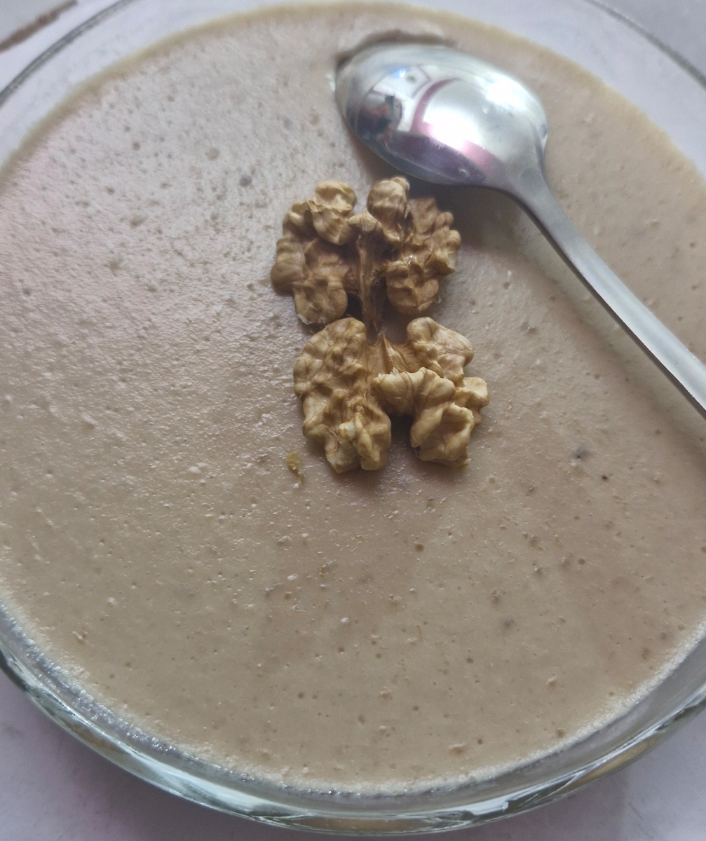 سلااام یه دسر خوشمزه و لطیف ک داداشم درست میکنه با موز ژله موز بیسکویت مادر و شیر سرد🥰❤️یکم پز داداشمو بدم 😁❤️