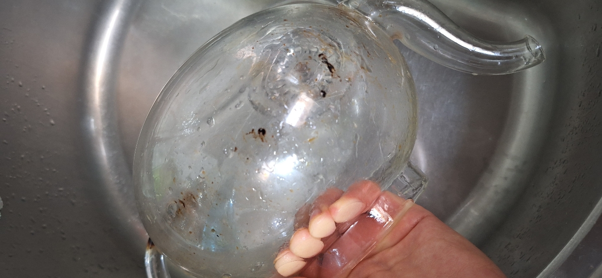 پاک کردن لکه از روی کتری پاک کردن لکه از روی کتری