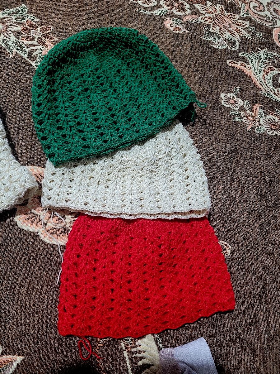 این مرواریدی هارو بافتم فقط هنوز پایینش مروارید و نبافتم مونده کارش هنوز این مرواریدی هارو بافتم فقط هنوز پایینش مروارید و نبافتم مونده کارش هنوز