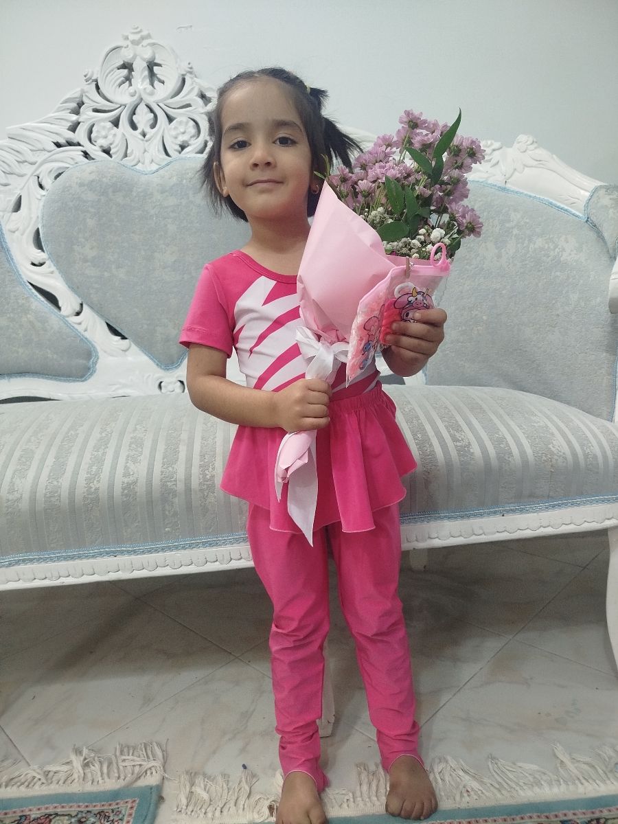 نگاه کن چون مبلم سفیده مشخصه دیوار سفید نیست ولی آبی هم نیست که دلتو بزنه نگاه کن چون مبلم سفیده مشخصه دیوار سفید نیست ولی آبی هم نیست که دلتو بزنه