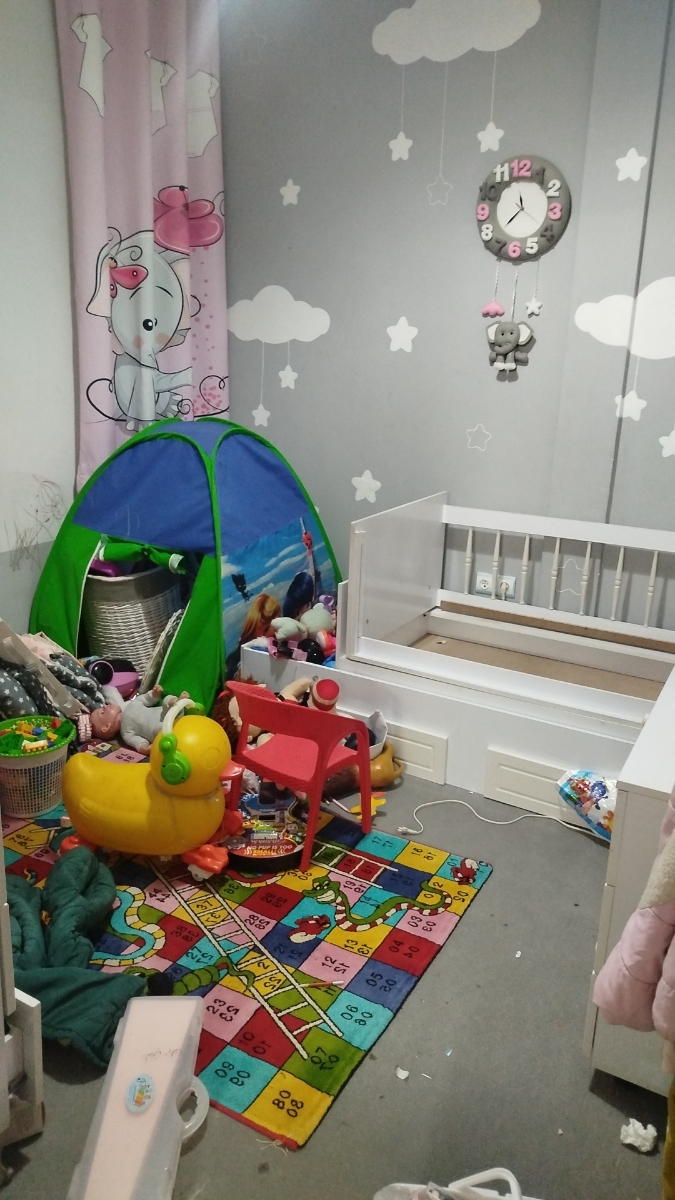 اینم اتاق دخترم خخخ شلوغه چون داشتم وسایلشو تفکیک میکردم تخت ها رو جدا کنم جا واسه دومی باز کنم اینم اتاق دخترم خخخ شلوغه چون داشتم وسایلشو تفکیک میکردم تخت ها رو جدا کنم جا واسه دومی باز کنم