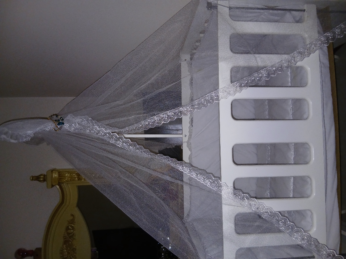 تخت کنار مادر بسیار سالم و بدون هیچ ایرادی
رنگ سفید
همراه با تور تشک بالش و گارد محافظ،قابلیت تنظیم قد
هم ثابت و هم گهوارهای
مبل شو حالت چسبیده کنار تخت مادر تخت کنار مادر بسیار سالم و بدون هیچ ایرادی
رنگ سفید
همراه با تور تشک بالش و گارد محافظ،قابلیت تنظیم قد
هم ثابت و هم گهوارهای
مبل شو حالت چسبیده کنار تخت مادر