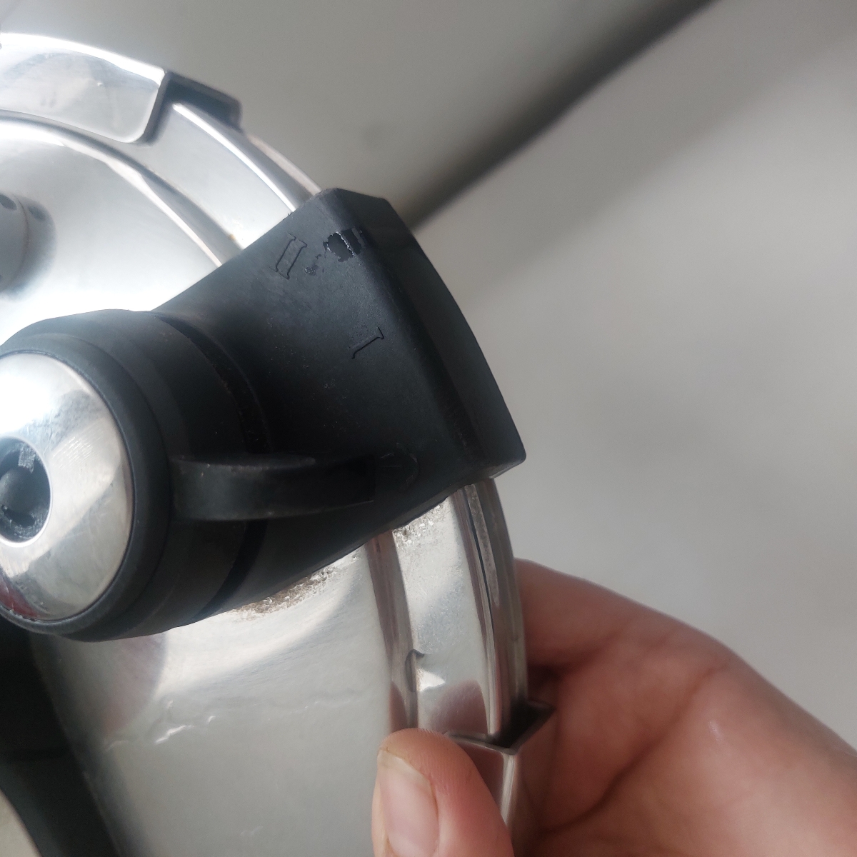 این علامت منظورمه اونی که شبیه یه باد اون حکم قابلمه رو داره اونیکی نوشته یک دیر تر پخت میکنه ولی اون که دتا خط اون زودپز بزاری سریع غذا رو پخت میکنه