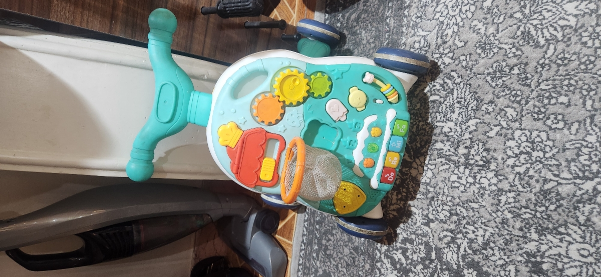 من اینو قبل ۱ سالگی برای پسرم گرفتم. بشدت ازش راضی بودم و هستم
شدیدا به راه افتادنش کمک کرد
هنوزم که هنوزه باهاش سرگرم میشه و بازی میکنه
چرخ‌هاش هم قابلیت تنظیم سرعت دارن و با هر سرعتی که بخواین تنظیم میکنین