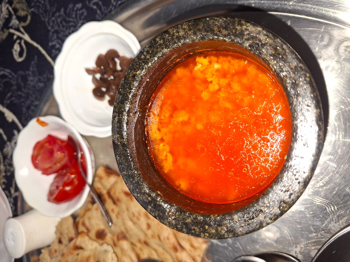 بفرمایید شام و ناهار دیزی مادر پسری بفرمایید شام و ناهار دیزی مادر پسری